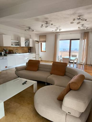 Сдается уютная видовая квартира в Будве за 1200€ в месяц