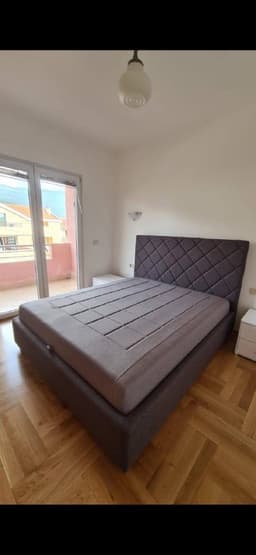 Просторная квартира в Тивате за 900 EUR в месяц - 100м2 с 2 санузлами и паркингом
